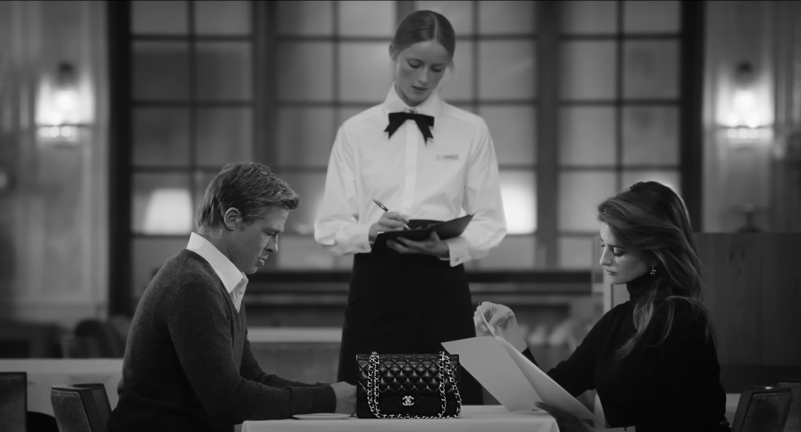 Новата реклама на Chanel – мед и класа по ръба на устните