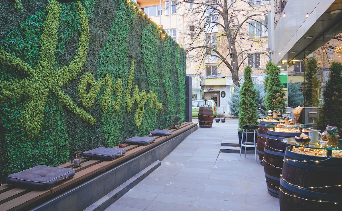 R Garden & Bar