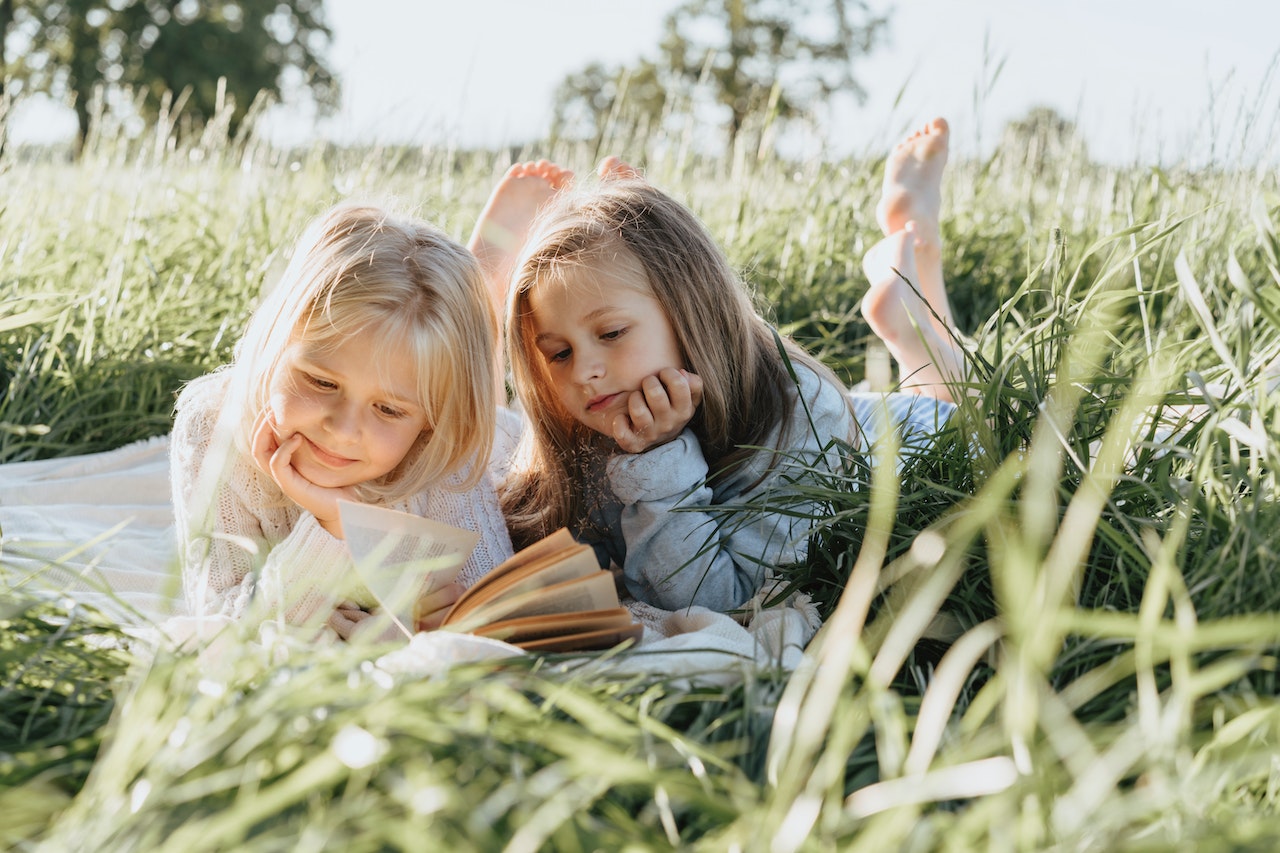 reading children