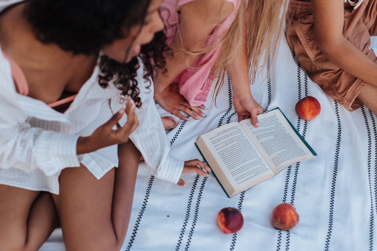 girls reading